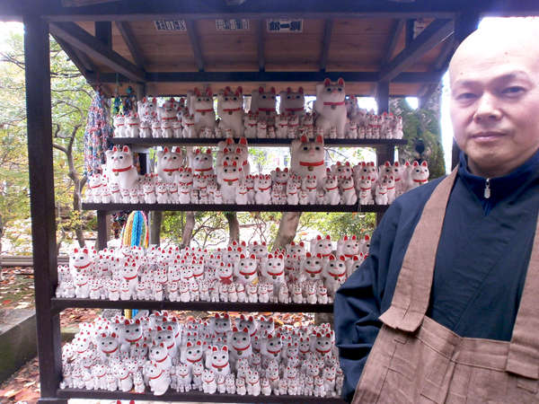 豊かな緑と招き猫に囲まれた豪徳寺の副住職、粕川さんの画像