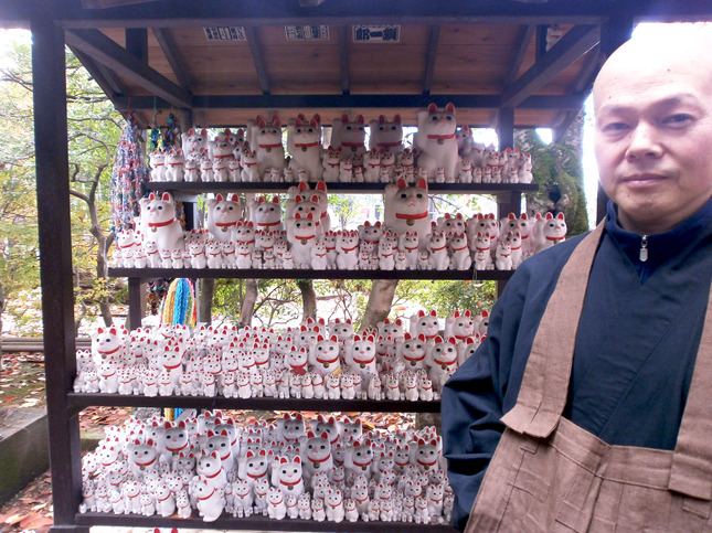 豊かな緑と招き猫に囲まれた豪徳寺の副住職、粕川さん