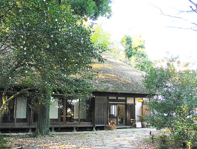 ”緑に囲まれた閑静なたたずまいの旧白洲邸”