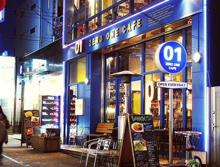 ブルーの外観が街を彩る「ZERO ONE CAFE」