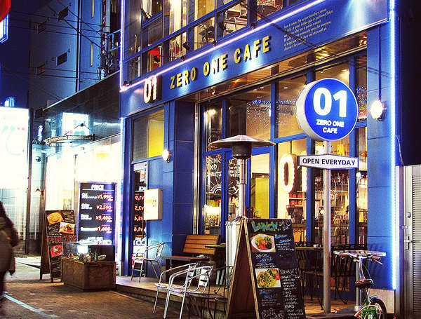 ブルーの外観が街を彩る「ZERO ONE CAFE」の画像