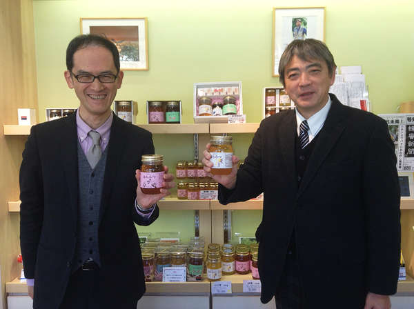玉川学園購買部の竹内さんと傳法谷（でんぽうや）さんの画像