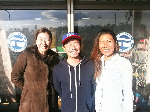 サーフショップの斎藤さんと常連の有竹さん＆野口さんの画像