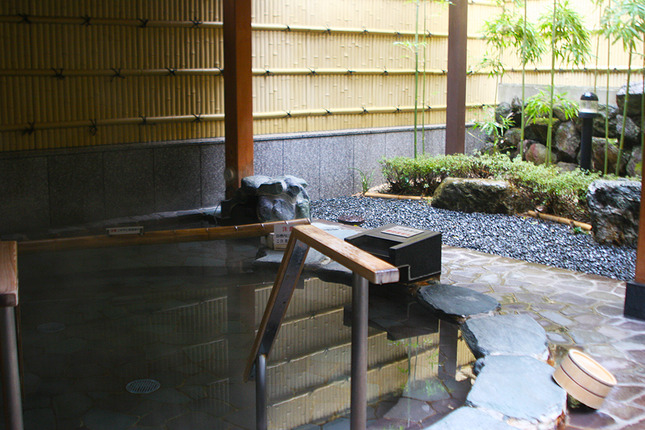 「里湯」の露天風呂