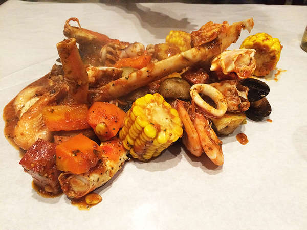 手づかみで豪快に食べる「DANCING CRAB」の画像