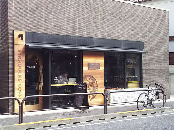 コーヒーだけでなくアルコールも楽しめるスターバックスの画像