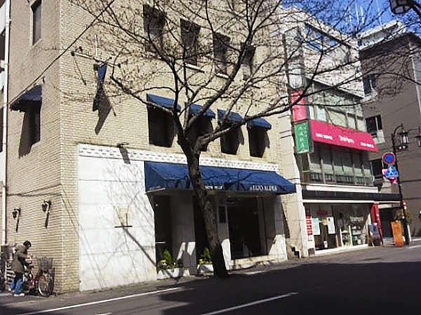 いいにおいを駅前に振り撒いている高級菓子店の画像