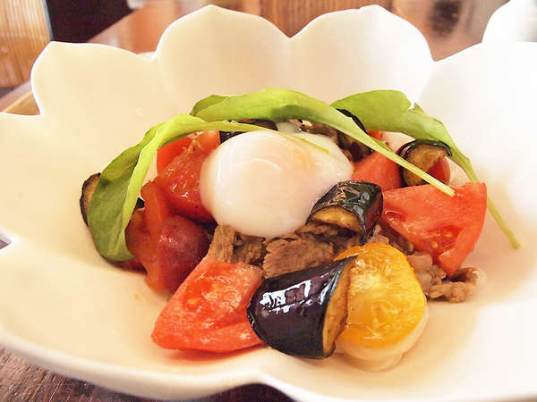芸術的に美しいうどんとパフェを味わうの画像