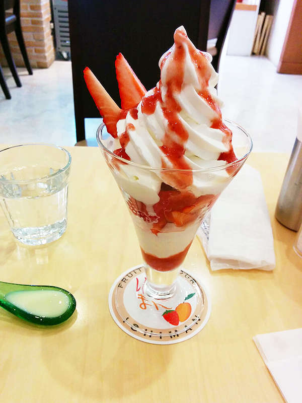 季節のフルーツを使ったとっておきのパフェの画像