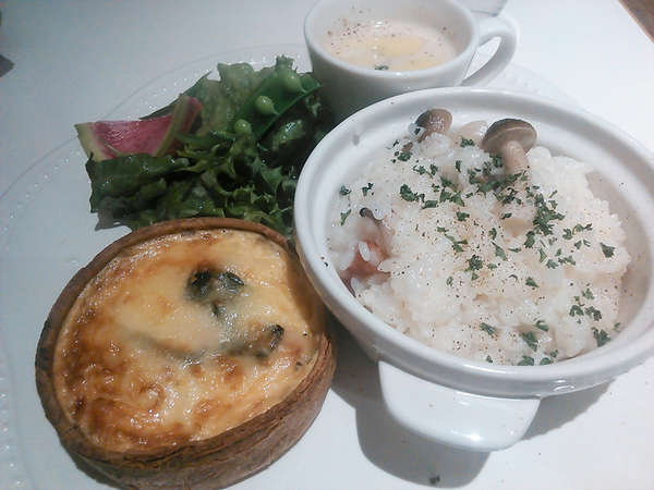 おしゃれなカフェでランチの画像