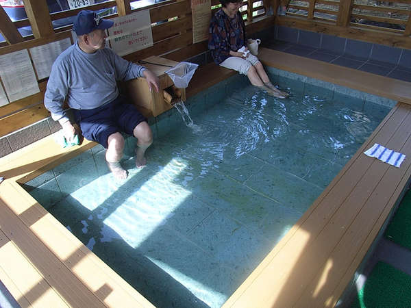 秦野の鶴巻温泉に足湯の画像