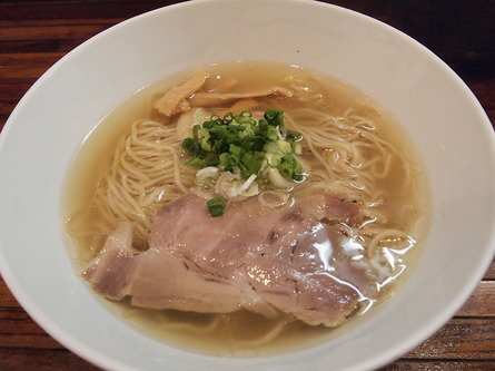 澄んだスープが美しい絶品塩ラーメン