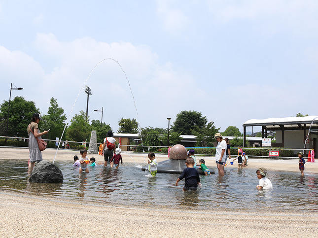 冷たい水が気持ちいい！じゃぶじゃぶ池で遊ぼう！