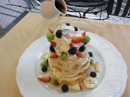 こだわりのパンケーキとスムージーを召し上がれ！