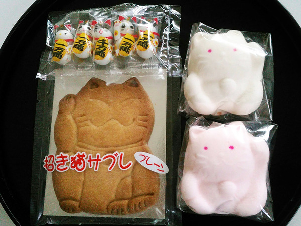 招き猫ゆかりのお菓子が勢ぞろいの画像