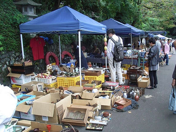 秦野・稲荷神社の骨董市の画像