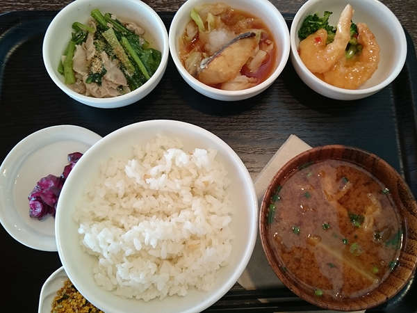 小鉢が選べるお得なヘルシーランチの画像