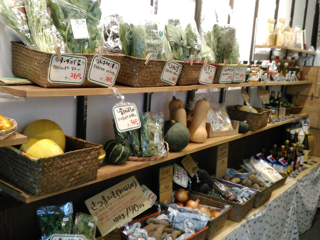 こだわりの農産物が並ぶ楽しい八百屋さん