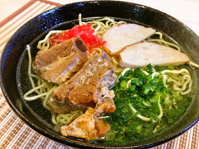 石垣島の新鮮食材を使用した本格沖縄そばが人気!