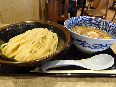 大人気店系列のつけめんをフードコートでお気軽に