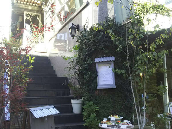 解放感溢れるオシャレな老舗カフェの画像