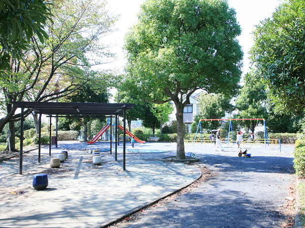 少年野球場も併設した地元の子どもたちに大人気の公園の画像