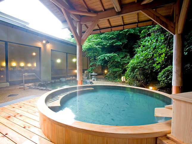 箱根の玄関口に建つリゾートホテルの温泉で温まる