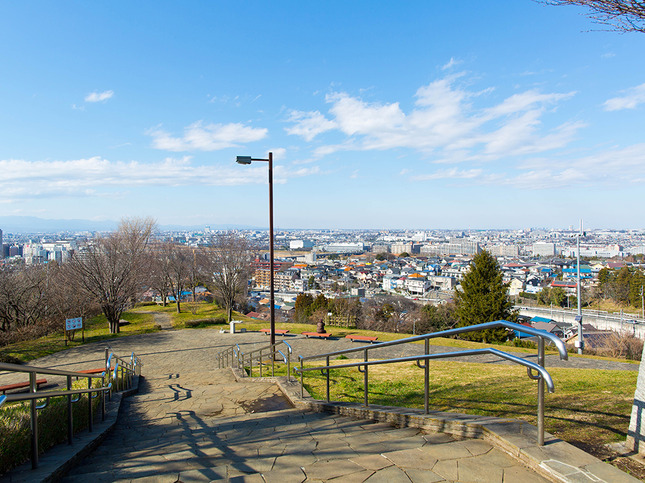 青空が解放的な桜が丘公園