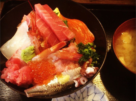 市場内にてコスパ抜群の本格海鮮丼