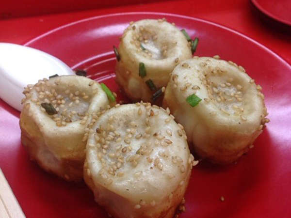町田の商店街で行列のアツアツ焼き小籠包の画像
