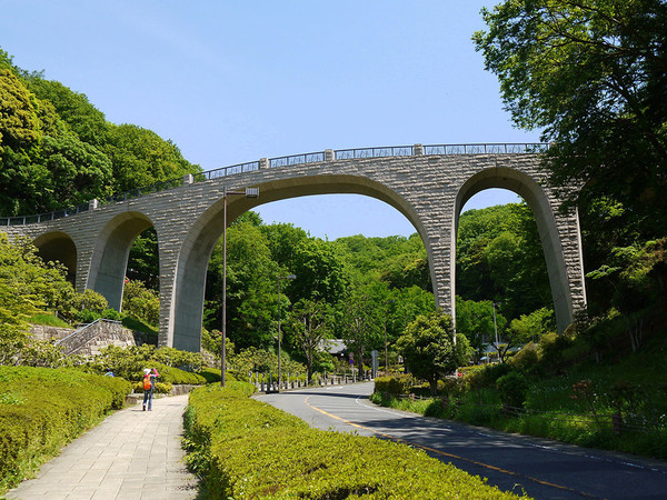 絶景が眺められる、迫力のある橋の画像