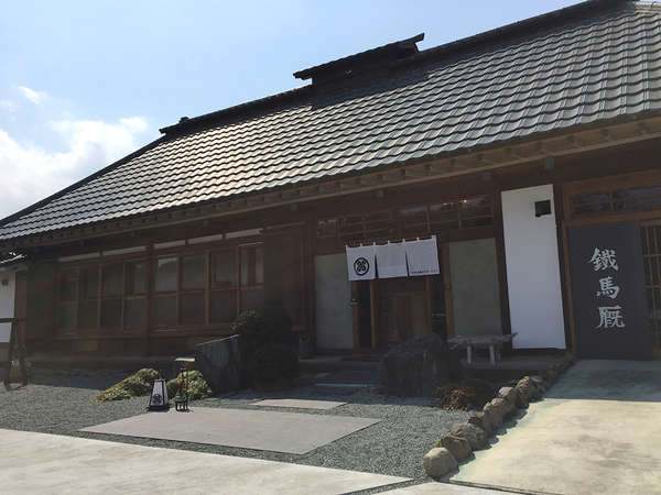 お店の中にハーレーが並ぶ 古民家カフェの画像