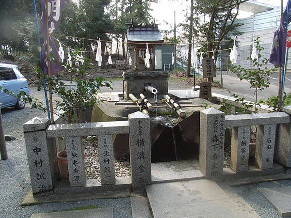 「歯固め石」が置いてある明神の井戸・秦野の画像
