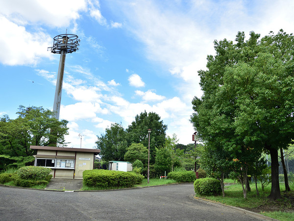 野球場とテニスコートもあるコンパクトな公園の画像