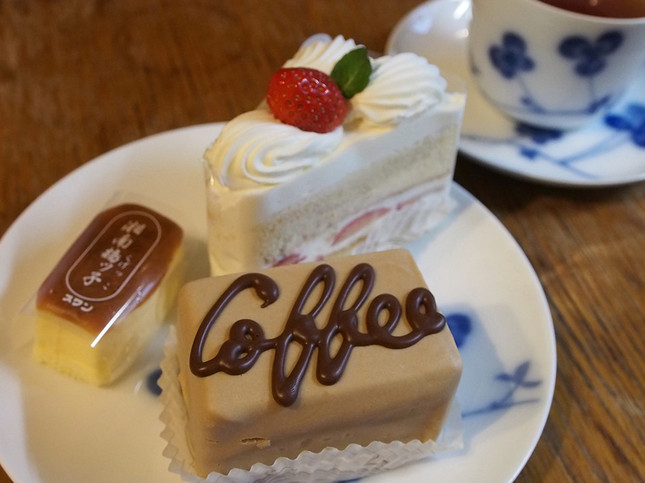 スワン洋菓子店のショートケーキとコーヒーケーキと湘南鵠ッ子