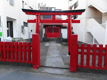 住宅街の中にあるお稲荷さま