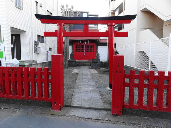 住宅街の中にあるお稲荷さまの画像