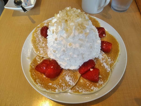 ホイップクリームたっぷり、ハワイアンパンケーキの画像