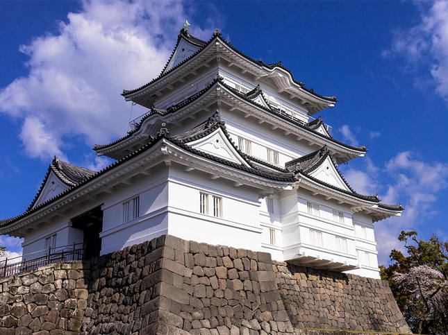 青空と小田原城