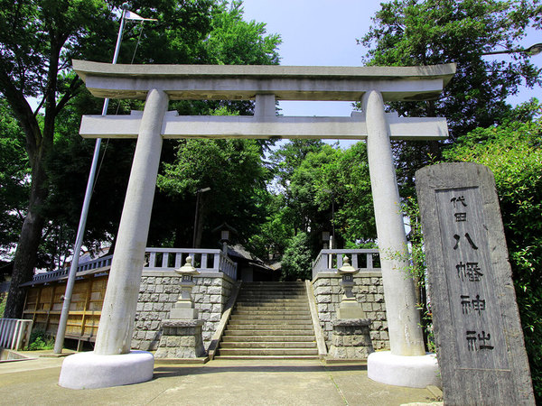 歩道橋で繋がっているパワースポット、代田八幡神社の画像