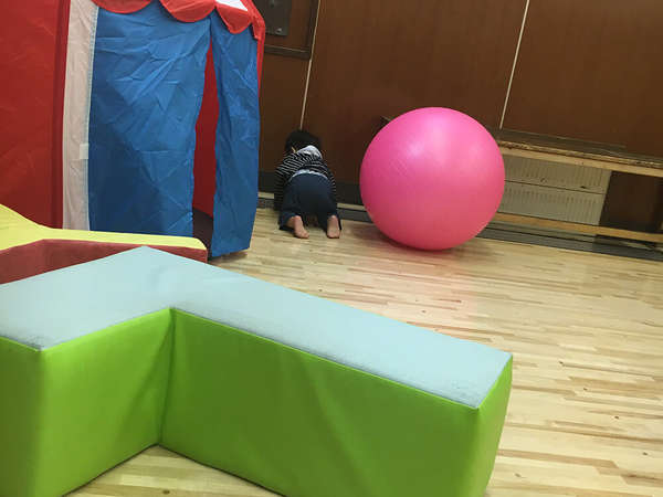 都会の子どもの遊び場の画像