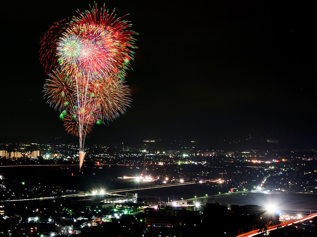 夜空に浮かぶ花火の景色