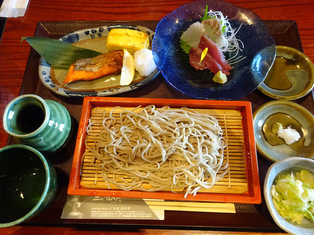 リーズナブルな美味しい定食とお蕎麦が人気！