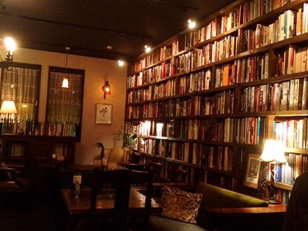 読書の秋、洋書に囲まれてコーヒーをの画像