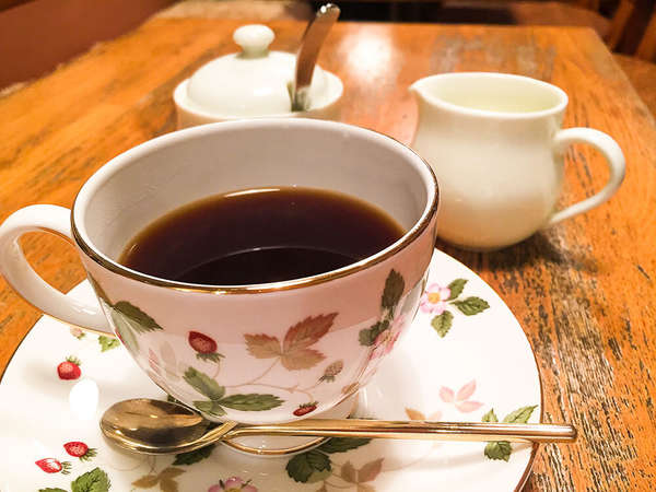 来店客にあわせてコーヒーカップを選んでくれる癒やしの空間の画像