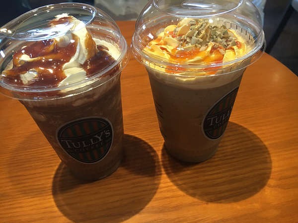 電車が見えるカフェの画像