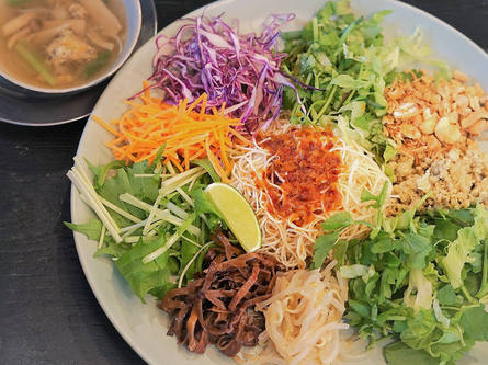 行列の先の隠れ家で人気のカラフル野菜たっぷり麺！