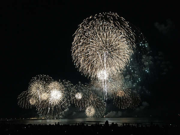 江の島で秋の花火大会の画像