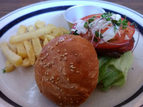 オープンしたてのカフェの画像