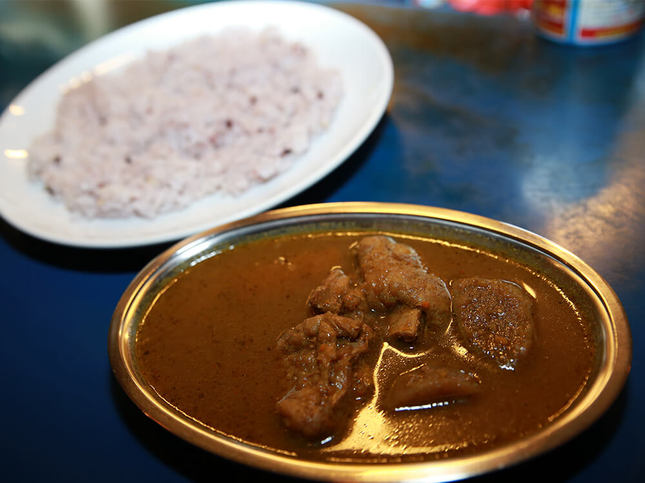 食べれば感じるスパイスの力。33年続く薬膳カレー。